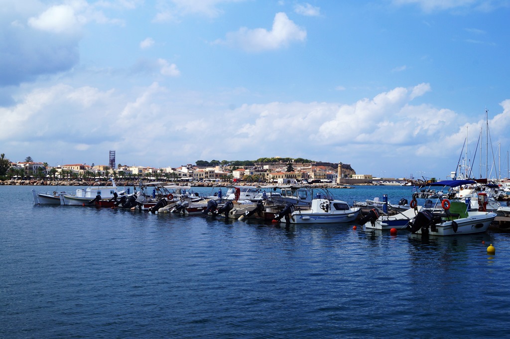 Widok na wenecką fortecę oraz port - wczasy Kreta